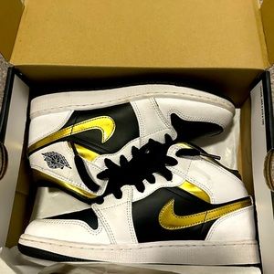 Nike 1s Air Jordan size 4 mid kids white/Black Gold